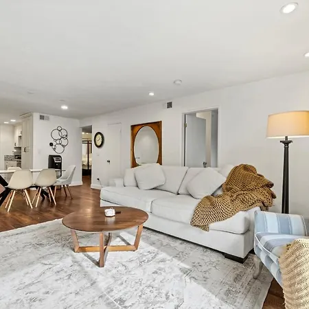 Elegant Hollywood Retreat - Spacious 2Br 2Ba Condo With Resort-Style Amenities